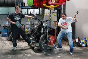 speedshop-steyer-galerie-motorrad-unfall-lustig